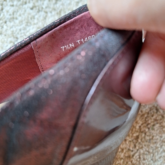 NWOT Trotters Danelle Burgundy Shimmer/Patent Pump. Womens size 7.5N - Picture 9 of 10